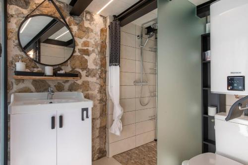 une salle de bain avec un lavabo et un miroir dans l'établissement Annecy 200m du lac grande terrasse de vignes calme & unique, à Annecy