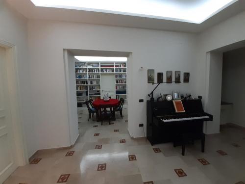 a living room with a piano and a table at L'Arnia in Naples