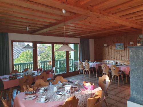 jadalnia ze stołami i krzesłami w restauracji w obiekcie Haus Sonne w mieście Kirchham