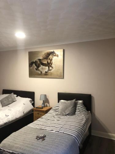 Un pat sau paturi într-o cameră la The Bay Horse Accommodation