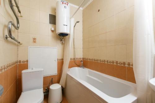 Ванная комната в Apartments at metro Krasniy prospekt - Pokryshkina