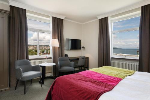 um quarto de hotel com uma cama e vista para o oceano em Elite Stora Hotellet em Jönköping