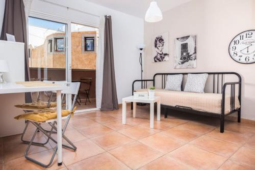 コラレホにあるApartamento Céntrico Playa Corralejo 2のベッド、テーブル、デスクが備わる客室です。