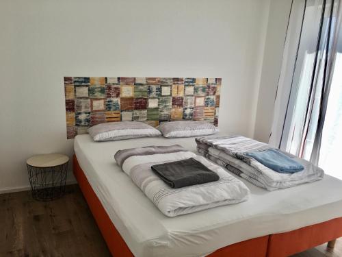 Ένα ή περισσότερα κρεβάτια σε δωμάτιο στο Moderne Wohnung mit Bergsicht