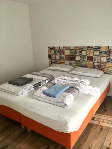 Ένα ή περισσότερα κρεβάτια σε δωμάτιο στο Moderne Wohnung mit Bergsicht