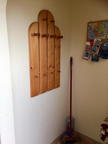 a room with two wooden doors on the wall at Hus Nordhauk in Borkum