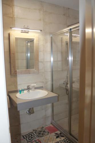 a bathroom with a sink and a shower at Hotel Torre del Oro in La Rinconada