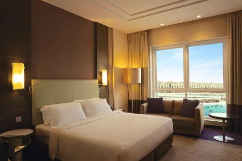 Tempat tidur dalam kamar di Four Points by Sheraton Al Ain