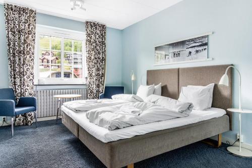 a bedroom with a large bed and a window at Ramundbergets Fjällgård in Ramundberget