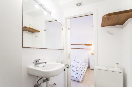 bagno con lavandino e specchio di Apartment El Faro a Port de Pollença