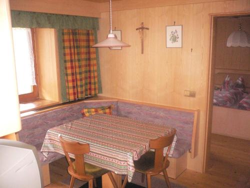 a table and chairs in a room with a table and a table at Appartamenti Residence Pars in Badia