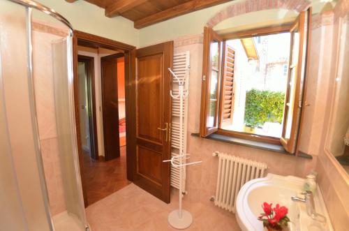 ein Bad mit einer Dusche und einem Waschbecken in der Unterkunft La Capannella del Cinema in Capannori