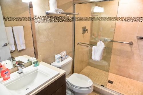 A bathroom at Prestige Hotel Vero Beach