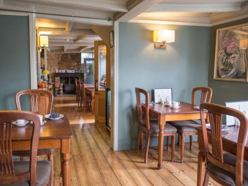 comedor con mesas y sillas de madera en Old Borough Arms, en Rye