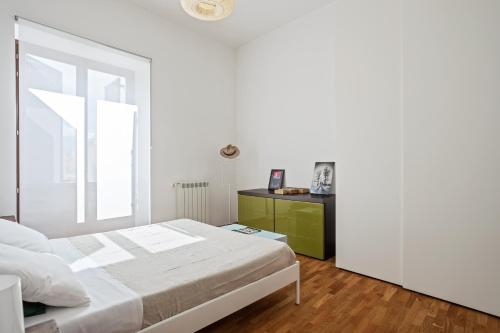 パレルモにあるAppartamento moderno alla Cala by Wonderful Italyの白いベッドルーム(ベッド1台、窓付)