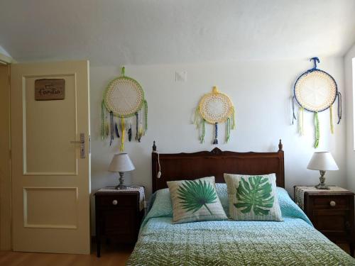 ペナコーヴァにあるCasa Auroraのベッドルーム1室(壁に装飾が施されたベッド1台付)