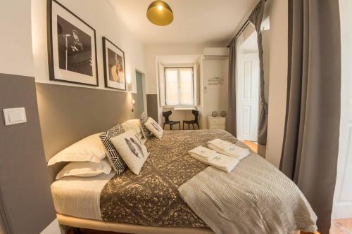 Ένα ή περισσότερα κρεβάτια σε δωμάτιο στο INT Lisbon Suites