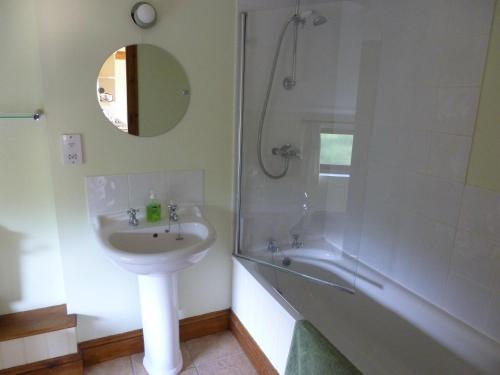 y baño con lavabo, ducha y bañera. en Smallthorns Barn, en Market Harborough