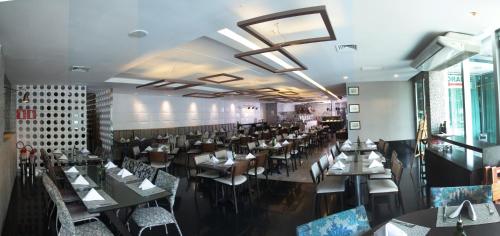 a dining room filled with tables and chairs at Bourbon Belo Horizonte Savassi in Belo Horizonte