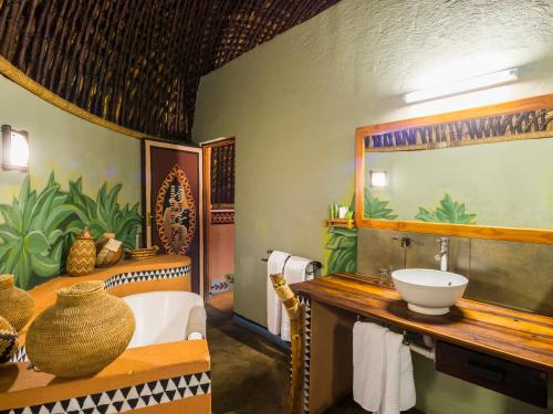 Vonios kambarys apgyvendinimo įstaigoje aha Lesedi African Lodge & Cultural Village