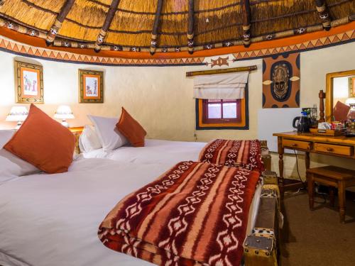 Postel nebo postele na pokoji v ubytování aha Lesedi African Lodge & Cultural Village