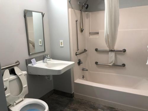 Ванная комната в Quality Inn & Suites Watertown Fort Drum