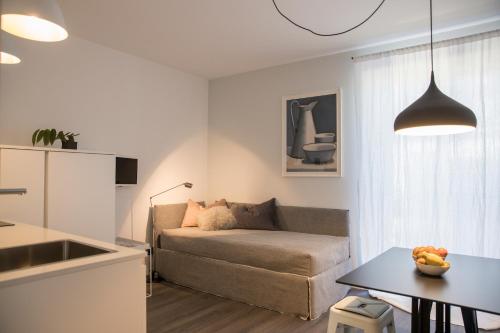 een woonkamer met een bank en een tafel bij Mancidue in Trento
