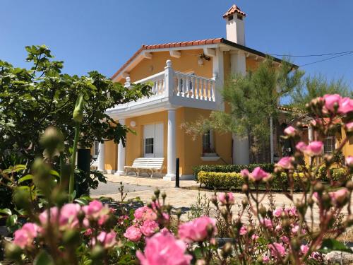 MiengoにあるChalet Robayera a línea de playaのピンクの花の家