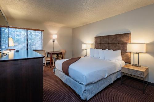 Postel nebo postele na pokoji v ubytování Inn At Truckee
