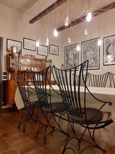 a dining room with a table and four chairs at B&B La Fenice sul Lago in Villongo SantʼAlessandro