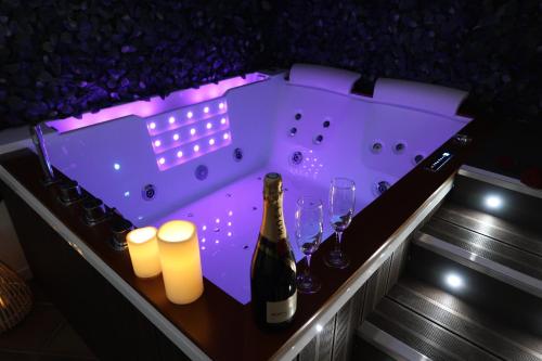 Φωτογραφία από το άλμπουμ του La Suite, love room, Grand Jacuzzi, port de plaisance de Saint Valery En Caux σε Saint-Valery-en-Caux