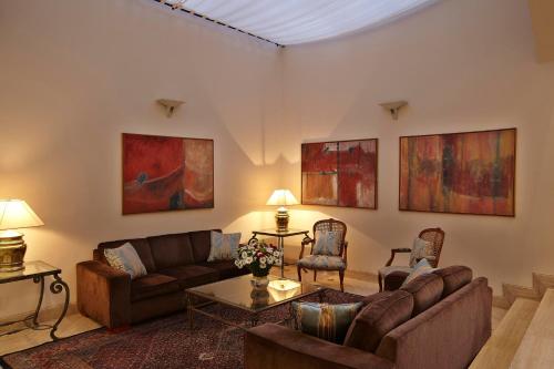 a living room with a couch and a table at Transamerica Executive Higienópolis in Sao Paulo