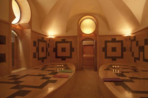 ローマにあるヴィラ スパレッティ トリヴェッリ スモール ラグジュアリー ホテルズ オブ ザ ワールドのバスルーム(シンク2つ、鏡2つ付)