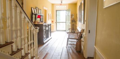 un corridoio con pavimento in legno in una casa di Inn at Glencairn a Princeton