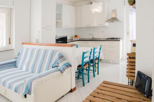 una cucina con bancone e sedie in camera di Ca' a' Samba a Sestri Levante