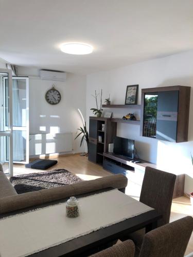 una sala de estar con un sofá y una mesa en Casa Blanca, en Nyíregyháza
