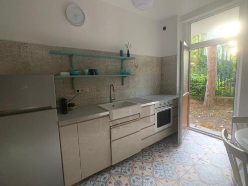 cocina blanca con fregadero y ventana en Cosy apartman in green Buda en Budapest