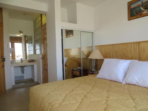 Postel nebo postele na pokoji v ubytování Hotel Los Flamencos
