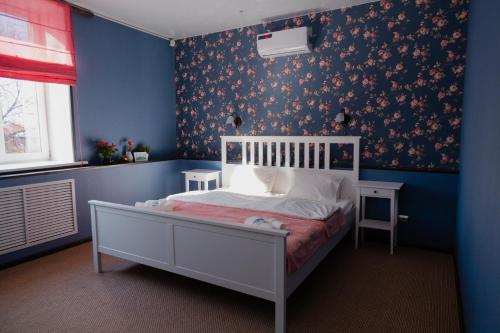 a bedroom with a white bed and a blue wall at Sleep House Рязань in Ryazan