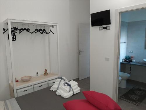 bagno con lavandino, servizi igienici e TV di Borgo Marinaro La Medusa Arbatax - camera matrimoniale con bagno privato a Àrbatax