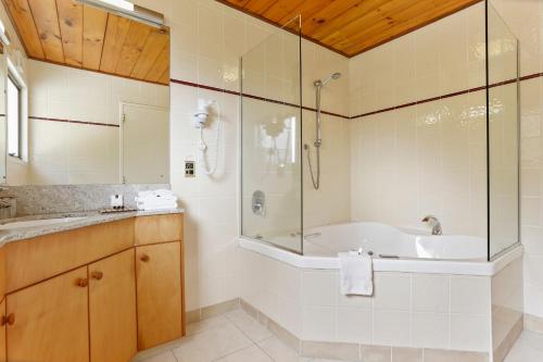 Ett badrum på Waitakere Resort & Spa