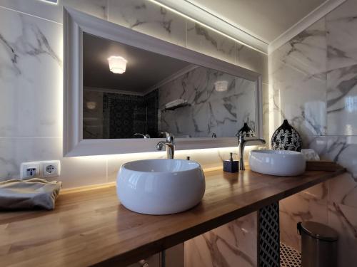 a bathroom with two sinks and a large mirror at Vogue 23 Boutique Villa Cascais in Cascais