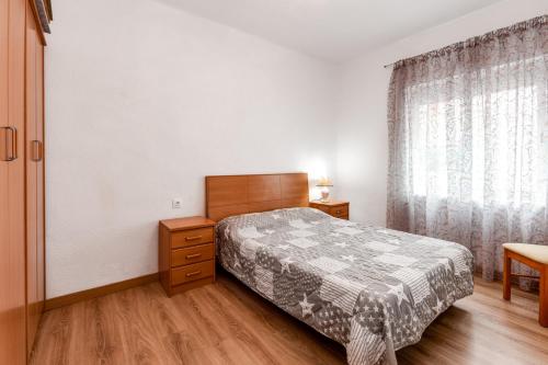 1 dormitorio con 1 cama, vestidor y ventana en Apartamento Benjamin Rodriguez, en Alicante
