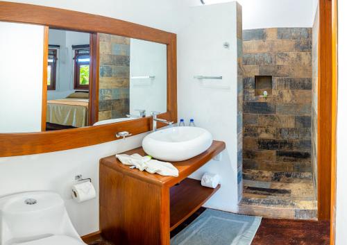a bathroom with a sink and a mirror at Nanajuana Río Dulce in Rio Dulce