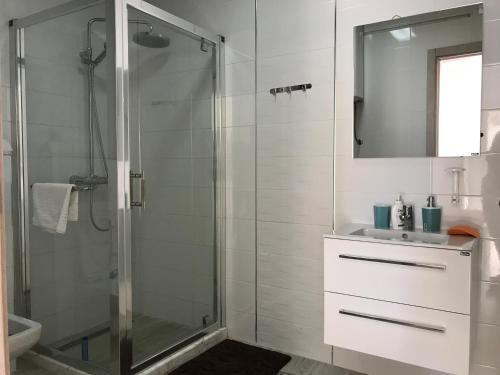 un bagno con doccia in vetro e lavandino di First line of the sea 1 a Dobra Voda