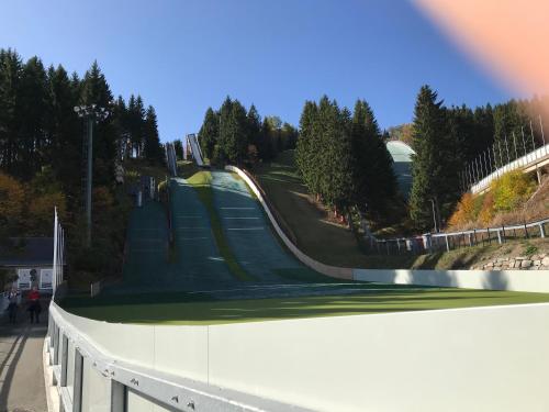 eine Skateboardrampe an der Seite einer Straße in der Unterkunft Ferienhaus Fichtelberg in Kurort Oberwiesenthal