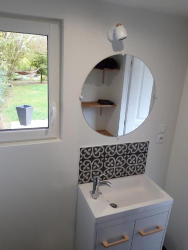 een badkamer met een wastafel en een spiegel bij Villa Cocoon in Saint-Jean-aux-Bois