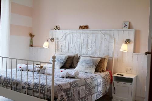 una camera con letto e testiera bianca di B&B IRNUM a Salerno