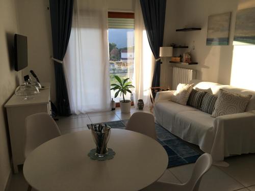 a living room with a table and a couch at B&B Suite Vela Bianca in Salerno