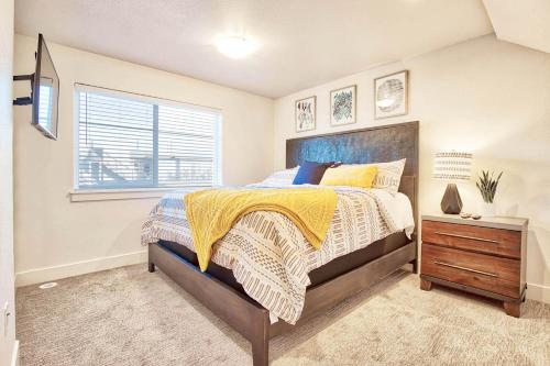 a bedroom with a bed and a window at Beautiful 3 Bedroom Townhouse in Old Town North, Brewery District in Fort Collins